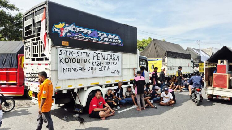 Aksi protes Ratusan sopir Truk di Jalan Solo-Sragen (foto: Joglosemar)