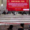 Di ruang konferensi pers Gedung Bundar, Selasa (17/6/2025), tumpukan uang pecahan seratus ribuan dikemas per Rp1 miliar. (Foto :Praba/Ist)