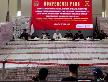 Di ruang konferensi pers Gedung Bundar, Selasa (17/6/2025), tumpukan uang pecahan seratus ribuan dikemas per Rp1 miliar. (Foto :Praba/Ist)