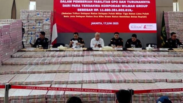 Di ruang konferensi pers Gedung Bundar, Selasa (17/6/2025), tumpukan uang pecahan seratus ribuan dikemas per Rp1 miliar. (Foto :Praba/Ist)