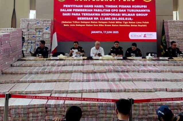 Di ruang konferensi pers Gedung Bundar, Selasa (17/6/2025), tumpukan uang pecahan seratus ribuan dikemas per Rp1 miliar. (Foto :Praba/Ist)