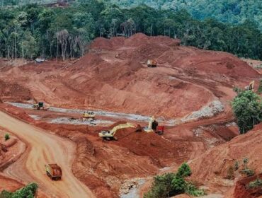 ‎KLH menjelaskan pelaku pelanggaran ini ada empat perusahaan yakni PT Gag Nikel (PT GN), PT Kawei Sejahtera Mining (PT KSM), PT Anugerah Surya Pratama (PT ASP), dan PT Mulia Raymond Perkasa (PT MRP). Mereka menggunakan modus pelanggaran yang berbeda-beda. (Foto: Greenpeace)