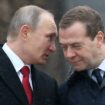 Mantan Presiden Rusia Dmitry Medvedev mengatakan sejumlah negara siap menyuplai senjata nuklir ke Iran. (Foto: Praba/Istimewa)