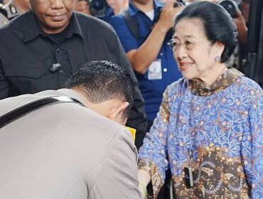 Politikus PDIP Guntur Romli menilai hal tersebut wajar. Lantaran, Megawati telah dianggap ibu bangsa. (Foto ; Ist)