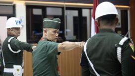 Terdakwa lainnya, Peltu Yun Hari Lubis (tengah) juga menjalani persidangan perdana kasus penembakan tiga polisi berujung tewas di lokasi judi sabung ayam. (ANTARA FOTO/Nova Wahyudi)