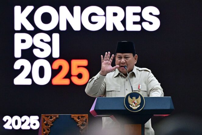 
					Presiden Prabowo mengklaim kemiskinan dan pengangguran menurun, meski tanpa menyertakan data rinci sebagai bukti.(Foto: Biro Kepresidenan)