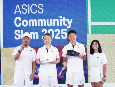 Gambar 1. (kiri-kanan) Billy Mabila Product Merchandiser of Core Performance Sports (CPS)
ASICS Indonesia, Mitsuyuki Tominaga President and COO ASICS, Sota Fukushima
President Director ASICS Indonesia, dan Maitri Widyakirana Marketing Lead
of Core Performance Sports (CPS) ASICS Indonesia (doc.Istimewa)