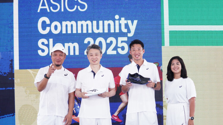 Gambar 1. (kiri-kanan) Billy Mabila Product Merchandiser of Core Performance Sports (CPS)
ASICS Indonesia, Mitsuyuki Tominaga President and COO ASICS, Sota Fukushima
President Director ASICS Indonesia, dan Maitri Widyakirana Marketing Lead
of Core Performance Sports (CPS) ASICS Indonesia (doc.Istimewa)