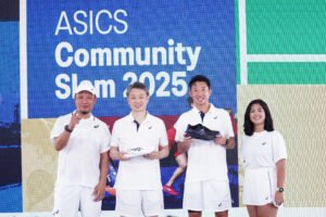 Gambar 1. (kiri-kanan) Billy Mabila Product Merchandiser of Core Performance Sports (CPS)
ASICS Indonesia, Mitsuyuki Tominaga President and COO ASICS, Sota Fukushima
President Director ASICS Indonesia, dan Maitri Widyakirana Marketing Lead
of Core Performance Sports (CPS) ASICS Indonesia (doc.Istimewa)