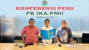 Tiga petinggi PB IKA-PMII, yakni Akhmad Muqowam, Slamet Ariyadi, dan Sudarto SM, menyampaikan klarifikasi soal status hukum kepengurusan periode 2025–2030.(Foto:doc.Istimewa)