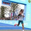 Robi Syianturi mencatat waktu 2 jam 15 menit 04 detik, memecahkan rekor pribadinya di Valencia Marathon 2024 (2:17:14) sekaligus melampaui rekor Asia Tenggara milik Tony Ah-Thit Payne (2:16:56) yang bertahan sejak 2018.(Foto:Ist)