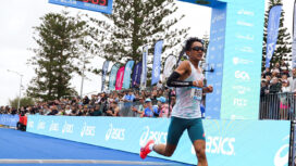 Robi Syianturi mencatat waktu 2 jam 15 menit 04 detik, memecahkan rekor pribadinya di Valencia Marathon 2024 (2:17:14) sekaligus melampaui rekor Asia Tenggara milik Tony Ah-Thit Payne (2:16:56) yang bertahan sejak 2018.(Foto:Ist)