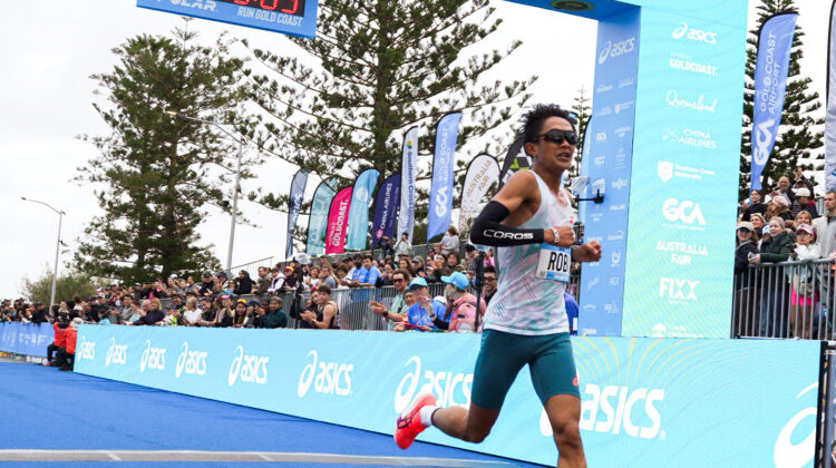 Robi Syianturi mencatat waktu 2 jam 15 menit 04 detik, memecahkan rekor pribadinya di Valencia Marathon 2024 (2:17:14) sekaligus melampaui rekor Asia Tenggara milik Tony Ah-Thit Payne (2:16:56) yang bertahan sejak 2018.(Foto:Ist)