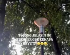 Viral di media sosial pengeras suara atau speaker di komplek Stadion Utama Gelora Bung Karno (SUGBK) mengeluarkan suara tak senonoh pada sore tadi (foto:tangkap layar medsos)