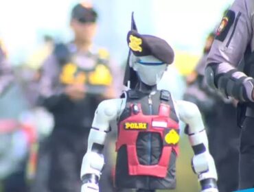 ICW mendesak Polri transparan soal anggaran pengadaan robot polisi, bukan sekadar pamer teknologinya. (Foto: tangkap Layar )