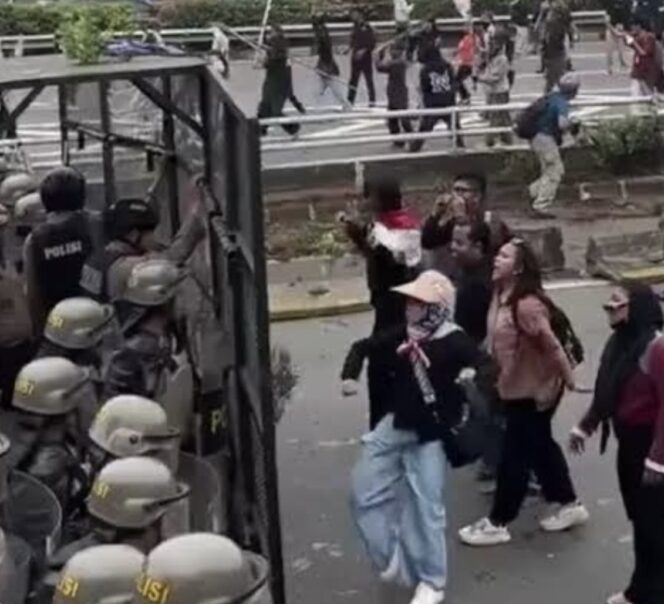 
					Laksi kecam aksi anarkis demo di DPR. Tuntut pelaku perusakan, pembakaran motor dan mobil diusut tuntas demi tegaknya hukum dan demokrasi damai.(foto:istimewa)
