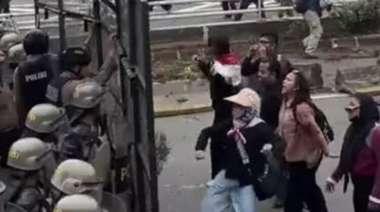 Laksi kecam aksi anarkis demo di DPR. Tuntut pelaku perusakan, pembakaran motor dan mobil diusut tuntas demi tegaknya hukum dan demokrasi damai.(foto:istimewa)