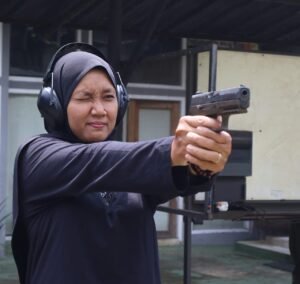 Perayaan HUT RI ke-80 PWI DKI Jakarta berlangsung anti-mainstream. Alih-alih lomba kerupuk, wartawan adu ketangkasan menembak di Sentul dengan hasil mengejutkan (foto: Istimewa)