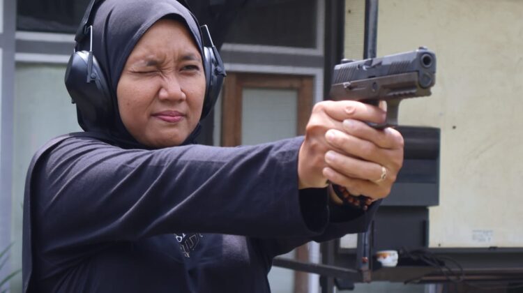 Perayaan HUT RI ke-80 PWI DKI Jakarta berlangsung anti-mainstream. Alih-alih lomba kerupuk, wartawan adu ketangkasan menembak di Sentul dengan hasil mengejutkan (foto: Istimewa)