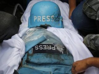 Serangan drone Israel di depan RS al-Shifa, Gaza, menewaskan enam jurnalis termasuk staf Al Jazeera. Korban jurnalis di Gaza kini lampaui Perang Dunia, memicu kecaman global. (Foto: istimewa)