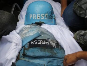 Serangan drone Israel di depan RS al-Shifa, Gaza, menewaskan enam jurnalis termasuk staf Al Jazeera. Korban jurnalis di Gaza kini lampaui Perang Dunia, memicu kecaman global. (Foto: istimewa)