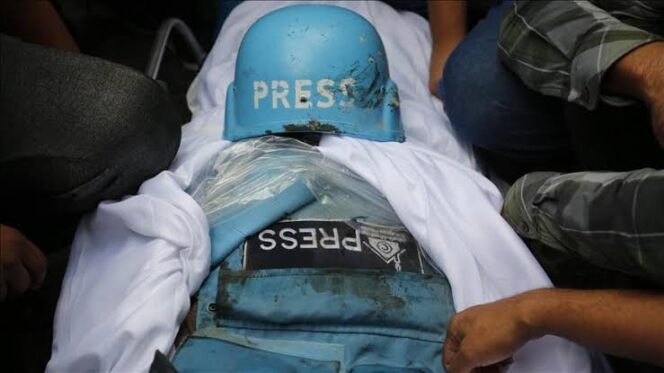 
					Serangan drone Israel di depan RS al-Shifa, Gaza, menewaskan enam jurnalis termasuk staf Al Jazeera. Korban jurnalis di Gaza kini lampaui Perang Dunia, memicu kecaman global. (Foto: istimewa)