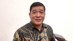 Kasus Silfester Matutina bikin publik geleng-geleng. Divonis 1,5 tahun penjara sejak 2019 karena kasus pencemaran nama baik Jusuf Kalla, tapi eksekusi tak kunjung jalan. Enam tahun berlalu, Silfester malah dapat posisi komisaris BUMN ID Food. Tim Advokasi pun melapor ke Jaksa Agung.(Foto:Istimewa)
