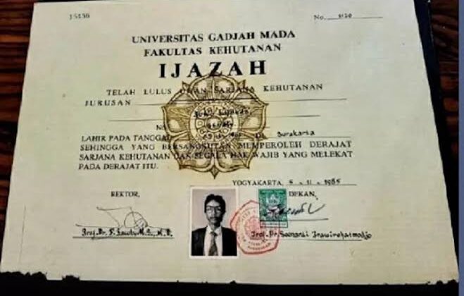 UGM Angkat Tangan Soal Foto Ijazah Jokowi: “Tanya Pemiliknya Saja”