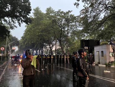“Jakarta chaos pada 25 Agustus 2025: demo ricuh di DPR, Presiden Prabowo bagi bintang kehormatan di Istana, Kapolri Listyo blusukan ke pesantren Jatim.”(foto: PRABA/van)