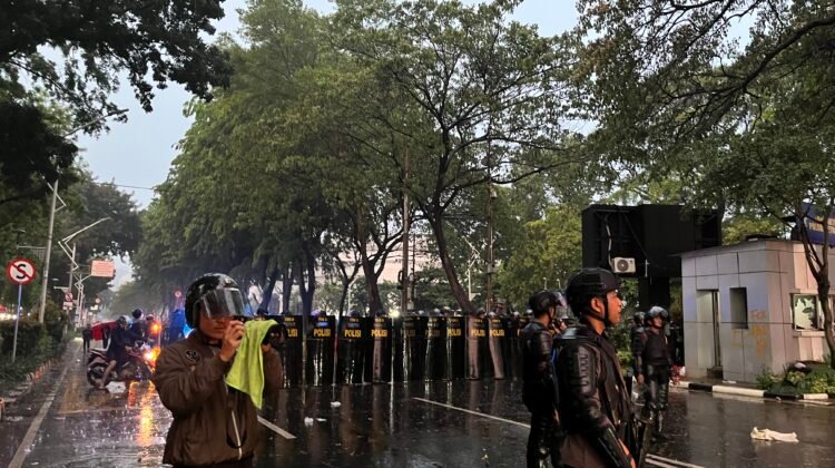 “Jakarta chaos pada 25 Agustus 2025: demo ricuh di DPR, Presiden Prabowo bagi bintang kehormatan di Istana, Kapolri Listyo blusukan ke pesantren Jatim.”(foto: PRABA/van)