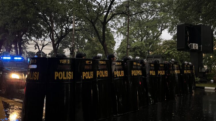 Demo DPR 25 Agustus 2025 ricuh. Polisi menangkap pelajar, massa anarko, dan tembakkan gas air mata di Senayan. 1.250 personel dikerahkan.(Foto:prabainsight/van)