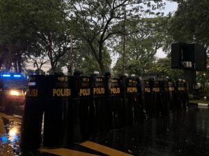 Demo DPR 25 Agustus 2025 ricuh. Polisi menangkap pelajar, massa anarko, dan tembakkan gas air mata di Senayan. 1.250 personel dikerahkan.(Foto:prabainsight/van)