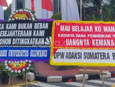 Sri Mulyani ulang tahun ke-63 disambut 63 karangan bunga protes dari dosen ASN. Mereka menuntut pemerataan tukin, penurunan UKT, hingga penghentian komersialisasi pendidikan tinggi.(Foto: Suara.com/istimewa)