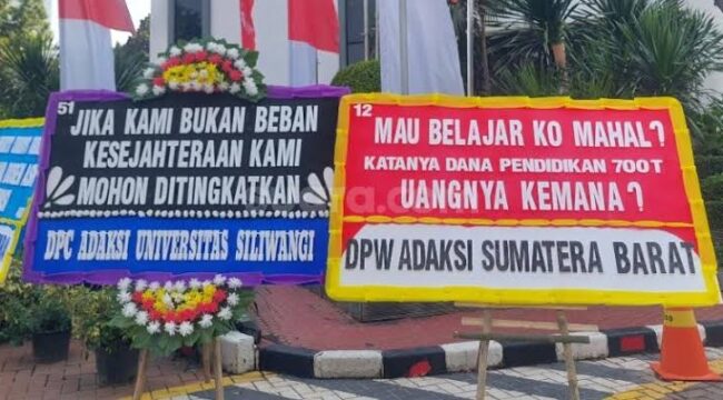 Sri Mulyani ulang tahun ke-63 disambut 63 karangan bunga protes dari dosen ASN. Mereka menuntut pemerataan tukin, penurunan UKT, hingga penghentian komersialisasi pendidikan tinggi.(Foto: Suara.com/istimewa)