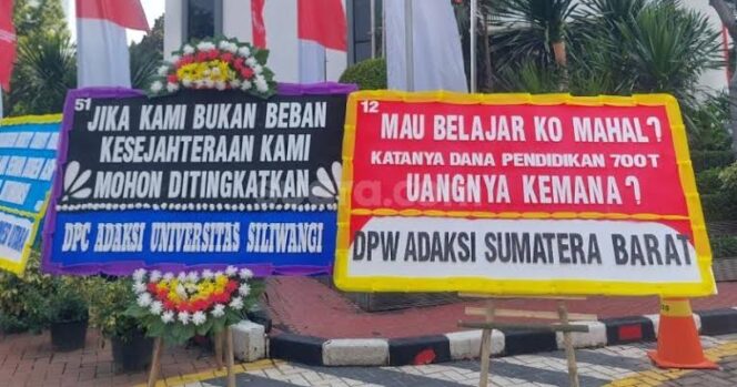 
					Sri Mulyani ulang tahun ke-63 disambut 63 karangan bunga protes dari dosen ASN. Mereka menuntut pemerataan tukin, penurunan UKT, hingga penghentian komersialisasi pendidikan tinggi.(Foto: Suara.com/istimewa)