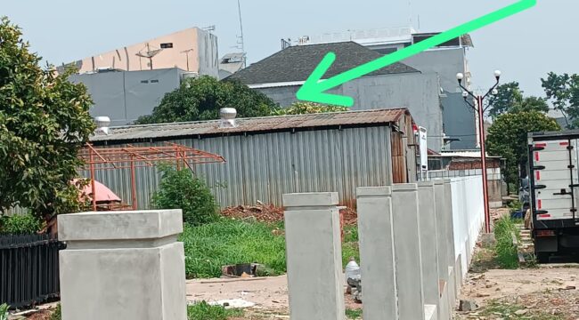 Lahan fasum di Perumahan Kalideres Permai, Jakarta Barat, yang seharusnya jadi ruang hijau masih dikuasai bangunan liar. Warga mendesak Gubernur DKI Jakarta turun tangan.(Foto:istimewa)