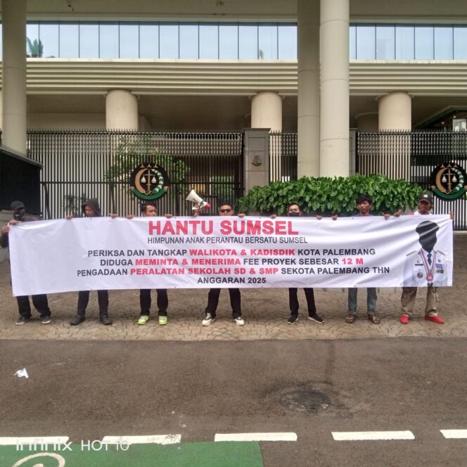
					HANTU Sumsel mendesak Kejaksaan Agung untuk memeriksa Walikota Palembang Ratu Dewa terkait dugaan fee proyek pendidikan Rp 84 miliar yang berpotensi merugikan ribuan siswa.(Foto:Istimewa)