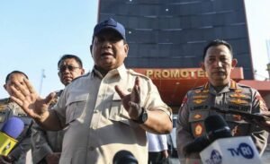 Presiden Prabowo Subianto menjenguk korban kericuhan di RS Polri. Ia ungkap kisah memilukan: ada korban operasi kepala dengan tempurung diganti titanium, tangan putus, hingga ginjal rusak karena diinjak perusuh.(Foto:Istimewa)