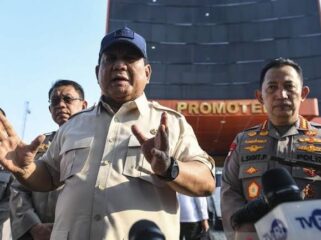 Presiden Prabowo Subianto menjenguk korban kericuhan di RS Polri. Ia ungkap kisah memilukan: ada korban operasi kepala dengan tempurung diganti titanium, tangan putus, hingga ginjal rusak karena diinjak perusuh.(Foto:Istimewa)