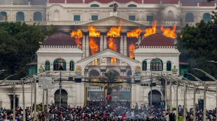 Istana Singha Durbar, yang merupakan gedung DPR dan pemerintahan Nepal, dibakar dalam demonstrasi di Kathmandu, pada Selasa (09/09)