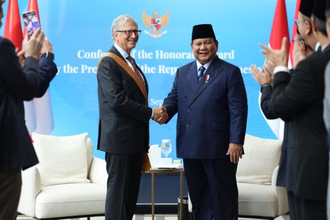 
					Presiden Prabowo bertemu Bill Gates di sela Sidang Umum PBB ke-80, New York. Prabowo menganugerahkan Bintang Jasa Utama atas dedikasi Gates di bidang kesehatan, pendidikan, dan kemanusiaan.(Foto:Istimewa)
