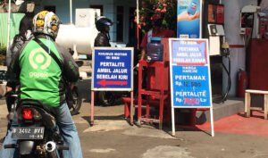 Kementerian ESDM bantah isu larangan ojol pakai Pertalite. Pemerintah tegaskan kabar itu hoaks dan ojol tetap berhak atas BBM subsidi karena masuk kategori UMKM.(Foto: Istimewa)