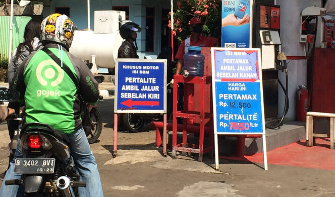 
					Kementerian ESDM bantah isu larangan ojol pakai Pertalite. Pemerintah tegaskan kabar itu hoaks dan ojol tetap berhak atas BBM subsidi karena masuk kategori UMKM.(Foto: Istimewa)
