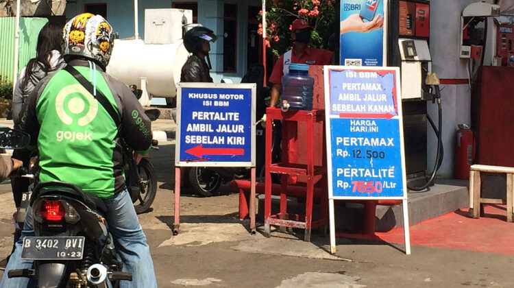 Kementerian ESDM bantah isu larangan ojol pakai Pertalite. Pemerintah tegaskan kabar itu hoaks dan ojol tetap berhak atas BBM subsidi karena masuk kategori UMKM.(Foto: Istimewa)
