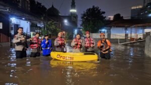 Polda Metro Jaya gelar patroli siaga banjir di Mampang, air setinggi 60 cm. Polisi siaga, warga waspada, dan cuaca masih genit: gerimis terus tapi belum reda.(Foto: Istimewa)