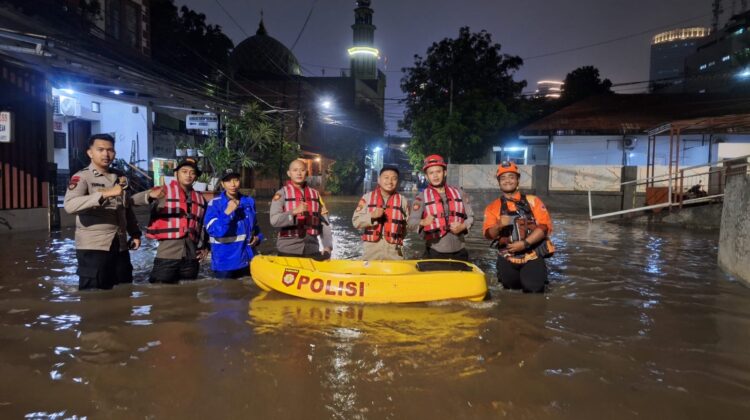 Polda Metro Jaya gelar patroli siaga banjir di Mampang, air setinggi 60 cm. Polisi siaga, warga waspada, dan cuaca masih genit: gerimis terus tapi belum reda.(Foto: Istimewa)