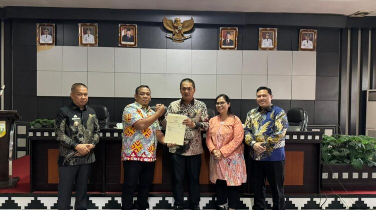 Muhammad Rifai Pinrua menyerahkan 26 sertipikat BMD kepada Bupati Tulang Bawang Barat, Novriwan Jaya, Kamis (09/10/2025).(Foto:Istimewa)