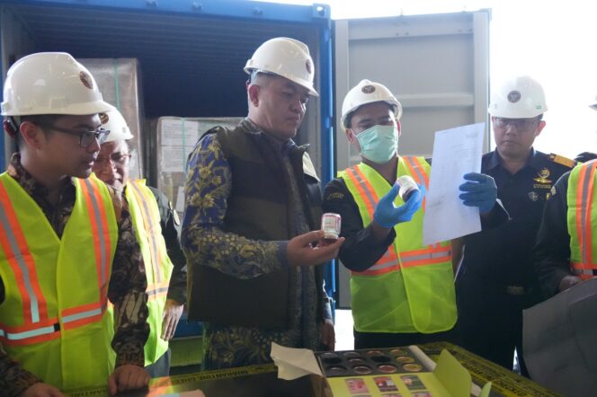 
					Barantin kirim 25 ribu botol olahan sarang burung walet ke Vietnam senilai Rp1 miliar. Hilirisasi ala pemerintahan Prabowo ini bikin ekspor makin cepat, bernilai tinggi, dan berpihak pada ekonomi rakyat.(Foto: Istimewa)