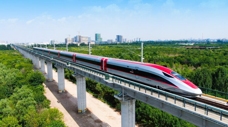 Menkeu Purbaya Yudhi Sadewa menegaskan APBN tidak akan menanggung utang proyek Kereta Cepat Jakarta–Bandung, sementara Danantara mencari opsi penyelesaian finansial.(foto:Istimewa)
