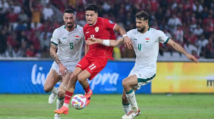 Timnas Indonesia berusaha membongkar pertahanan Irak, tapi gagal mencetak gol di babak keempat kualifikasi Piala Dunia 2026